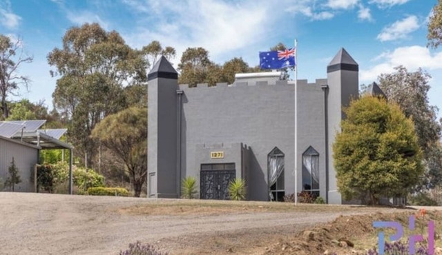 The Castle: Off-Grid Retreat nestled in the Sedgwick Valley 20 mins from Bendigo
