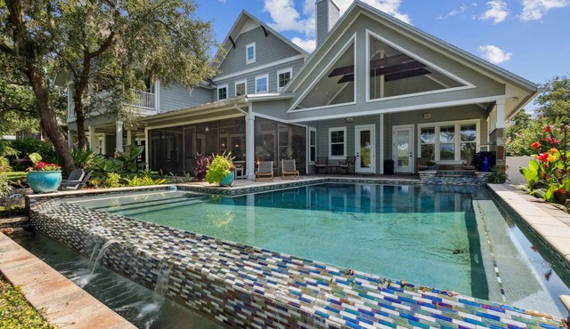 The Castle: Riverfront, Pool, hot tub, Full outdoor kitchen, deep water doc, gas fire pit & more!