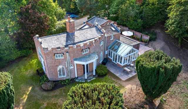 The Cat House - sleeps 7 guests in 4 bedrooms