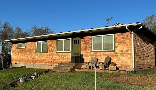 The Catch; relax in this stylish cozy home with views of the mountains & bay!