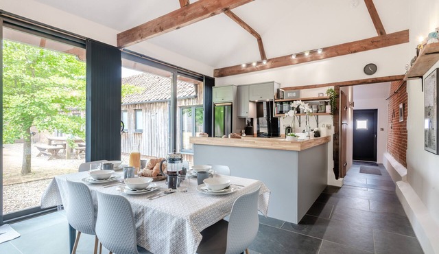 The Cattle Barn - Three Bedroom House, Sleeps 6