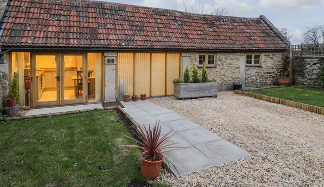 THE CATTLE BYRE, romantic, character holiday cottage in Corsham