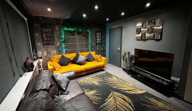 The Cave House Canterbury with Hot Tub and Parking