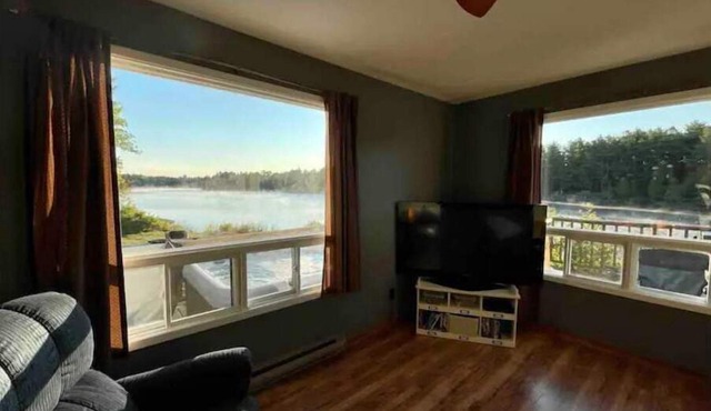 The Cedar: Awesome view + Bunkie!