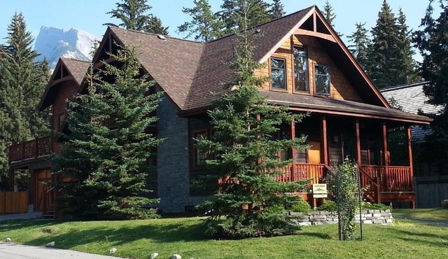 The Cedar - Downtown, walking distance to all the shops and restaurants!