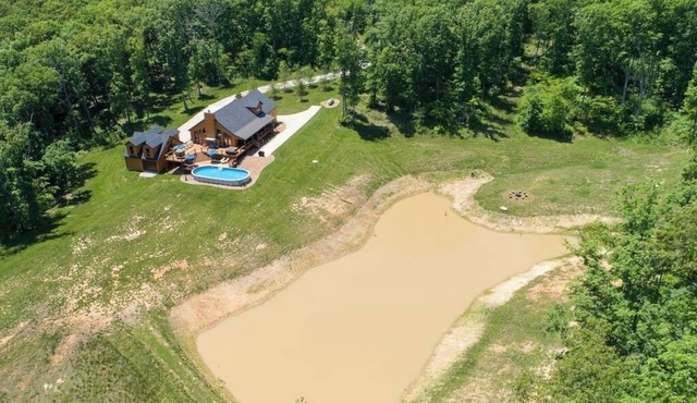 The Cedar Hill Lodge 52ac - Sleeps 20 - Hot Tub