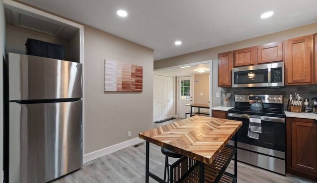 The Cedar Retreat 2BR 1BTH Free Parking Fast Wi-Fi