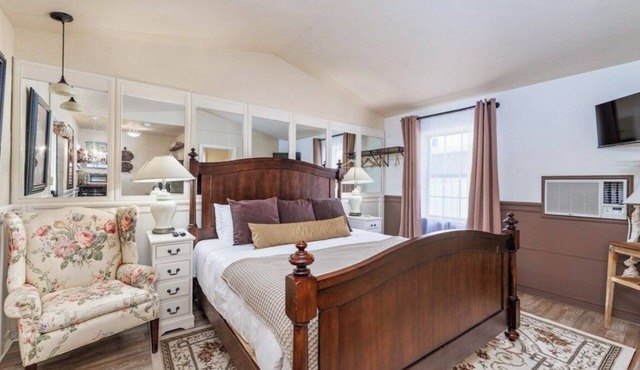 The Cedar Room - The Ranch House Motel
