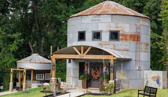 The Cedar St Silo- Sleeps 4 w/Fireplace & Hot Tub. Walk to Downtown Lincolnton