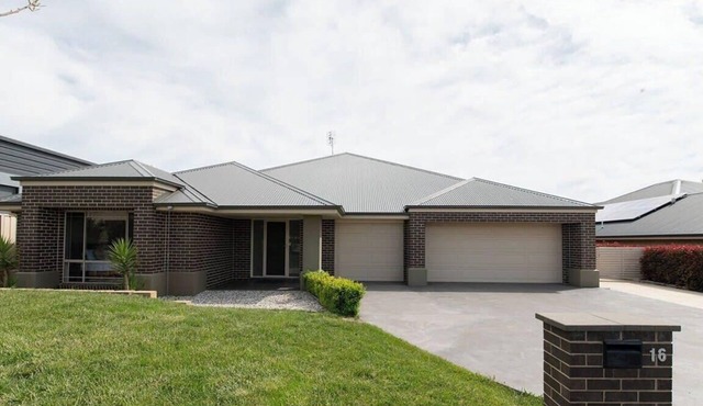 The Centennial | Entertains 8, Close to Wineries