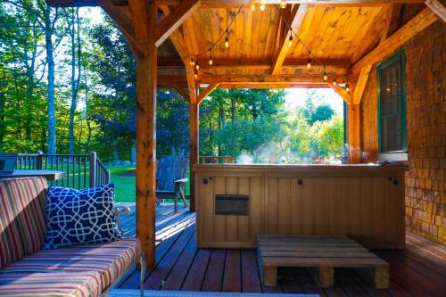 The Central Escape- Hot tub, Spacious, Squam Lake