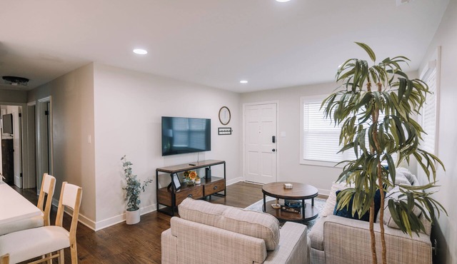 The Central Nest-3bd/1bth -2.5miles from Casino