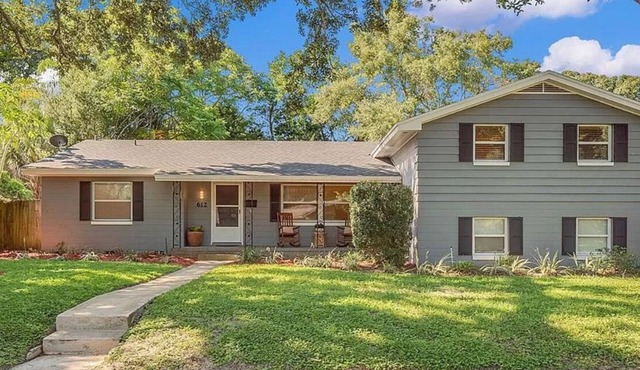 The Centralized Haven 3 bedroom home restaurants, attractions & fun minutes away