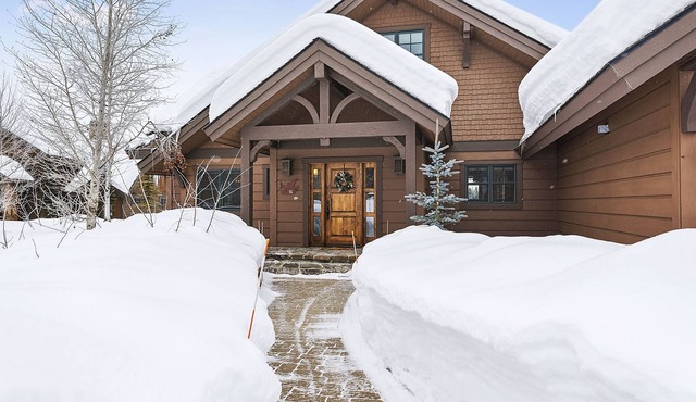 The Chalet @ BHOTR-Luxurious mtn getaway w/hot tub on back patio