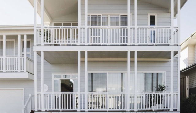 THE CHALET, designer beach house with pool in the beautiful Catherine Hill Bay.