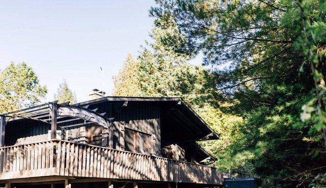 The Chalet in Northumberland County. Private pond and hot-tub!