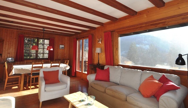 The chalet is located 150m from the start of the Barboleuse gondola, linking the Villars-Gryon-Les D
