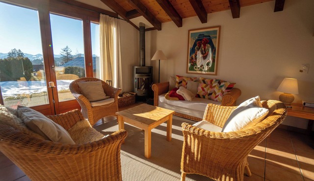 The chalet is located 600m from the departure of the Barboleuse gondolas linking the Gryon Villars L