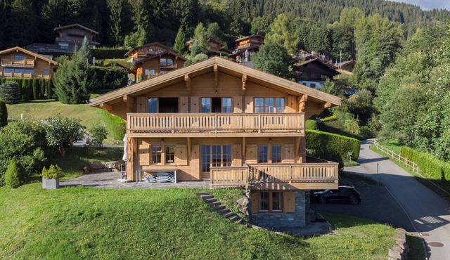 The chalet is located in Chesières, just next to Villars, 1.5km from the departure of the Roc d'Orsa