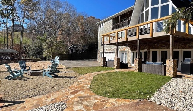 The Chalet on Lake Wylie, 5000 sq ft, Sleeps16, Pet Friendly, Close to Charlotte
