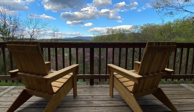 "The Chalet" Shenandoah Valley Getaway w/Hot Tub near Luray, VA