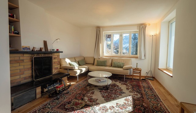 The chalet, which has just been renovated in 2024, is located 200m from the ski slope linking the Vi