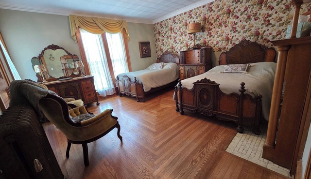 The Chandelier Bed & Breakfast "Deco Room"nSleeps four people!