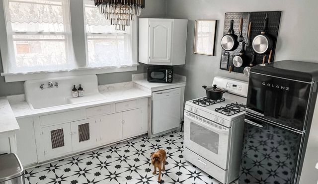 The Chandelier House + Loft of Midtown - Near It All!