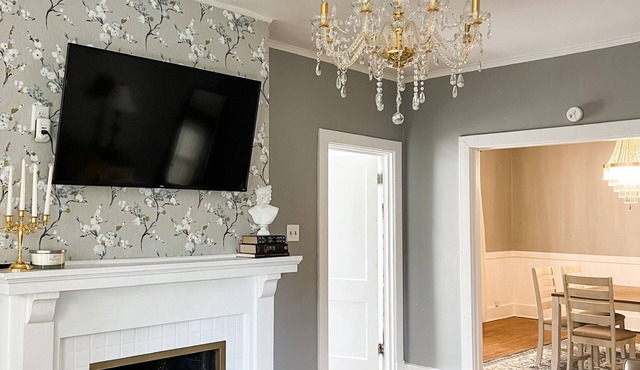 The Chandelier Loft of Midtown - Near It All!