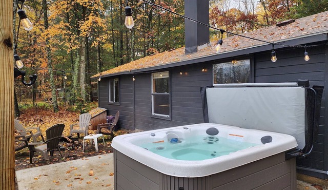 The Channel Cabin with HOT TUB!