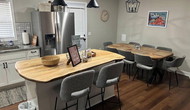 The Chantal Verdugo House| Spacious family retreat| 4BR | Short walk to downtown
