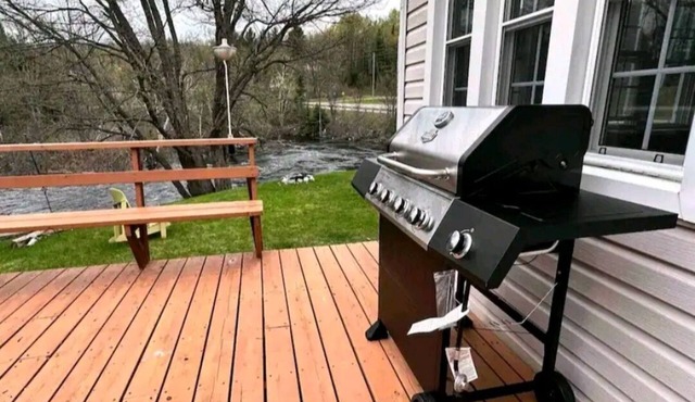 The Chanting River Nest. Snowmobile/ATV trail across St. Pet-Friendly!