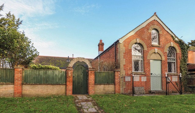 THE CHAPEL, pet friendly, with open fire in Northwood, Isle Of Wight