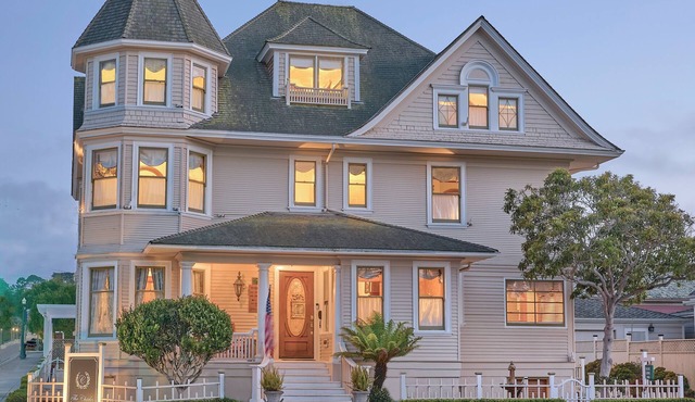 The Charles Pacific Grove - Artfully Designed Inclusive Inn