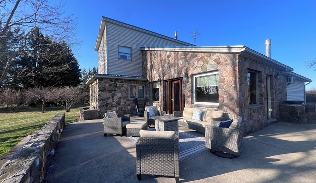 The Charleston House- Steps from 2 Golf Courses Perfect Fingerlakes Getaway