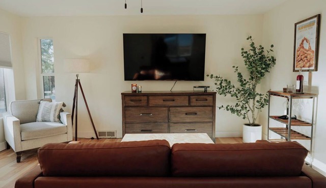 The Charlotte House—4 bedrooms with soaking tub and spa shower in Salt Lake City