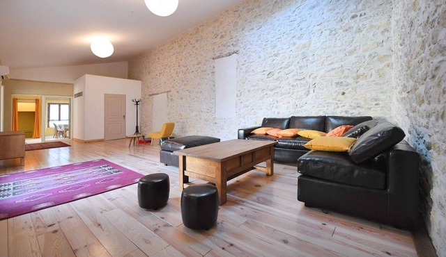 THE CHARM AND COMFORT OF A BEAUTIFUL COUNTRY APARTMENT
