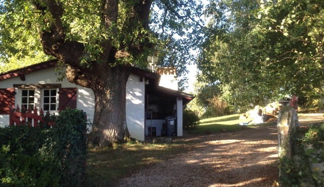 The charm of an old sheepfold 5' from Espelette facing the Basque Mountains