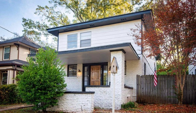 The Charmer at Glen Iris- Sleeps 14 -Serene Stays