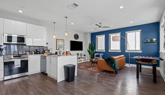 The Charming 2BD: In the Heart of FortW & Stylish!