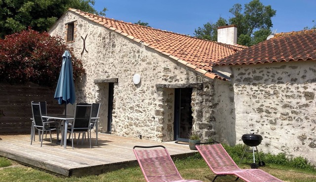 The charming 3 gîtes du Gazeau, 11 km from the beach, with sauna and pool table