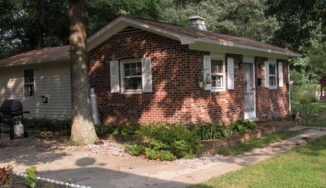 The Charming Country Cottage-Welcomes you and your pet!