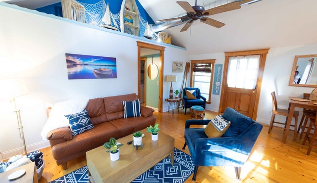 The charming Glenn Cottage! Walk to Lake Michigan!