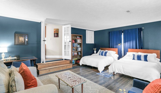 The Charming Home: 3-bedroom house, blocks to downtown Champaign, with WiFi, AC