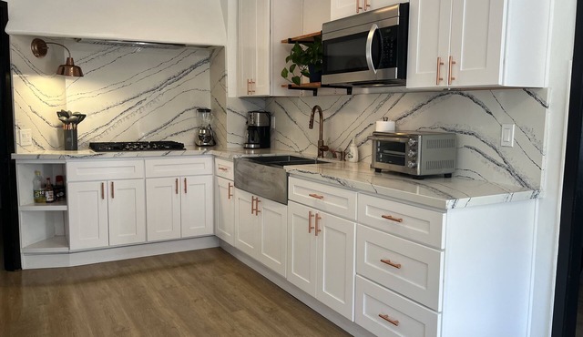 The Charming House of Riverside: All King beds, 55" Smart TVs, W/D, Downtown