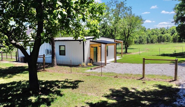 The charming Scissortail Farmhouse on land with hot tub minutes from downtown!