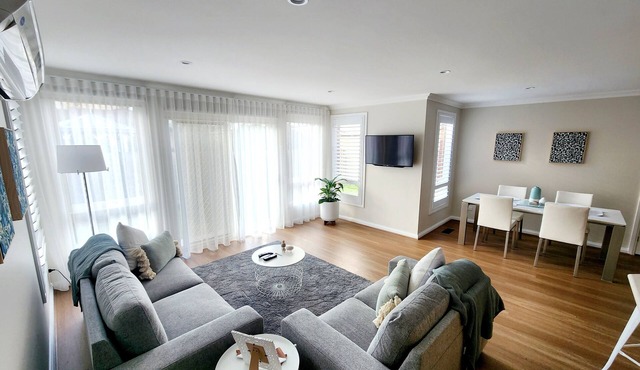 The Chateau -perfectly located, walking distance to town, train station & parks.