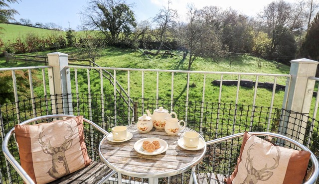 THE CHEESE LOFT, character holiday cottage in Carmarthen