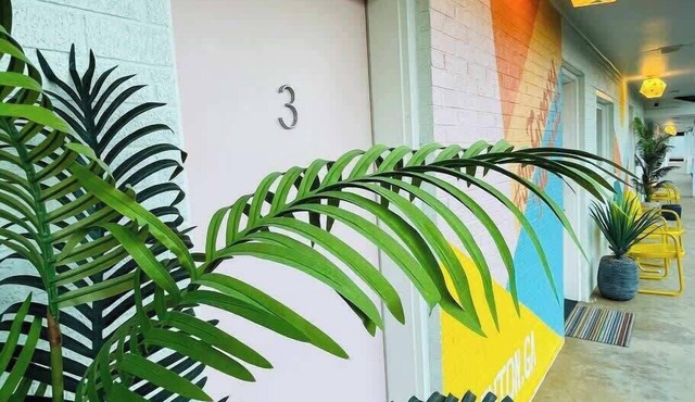The Cheetah Room #3 – Wild Retro Suite Near Chattanooga