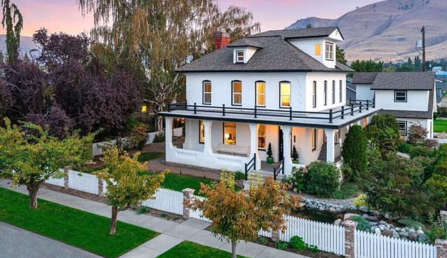 The Chelan Chateau 1 blk to lake/shops/food/wine/private sauna/media & game room